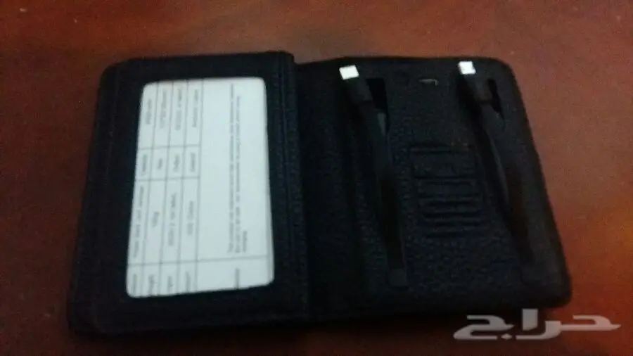 محفظة..ونفس الوقت يمديك تشحنها.وسلك ايفون 