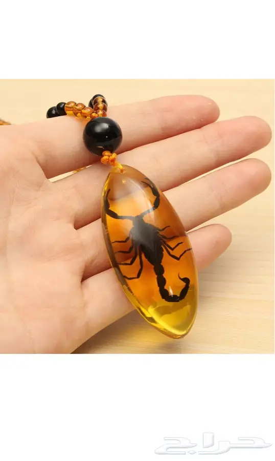 قلادة كهرمان بداخله عقرب