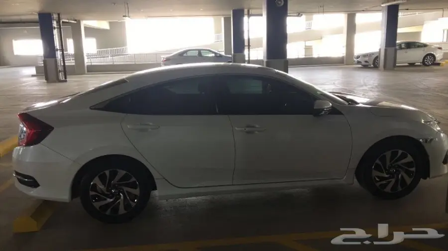 للبيع اوالبدل هوندا سيفيك 2016 نص فل 2000 CC (image 1)