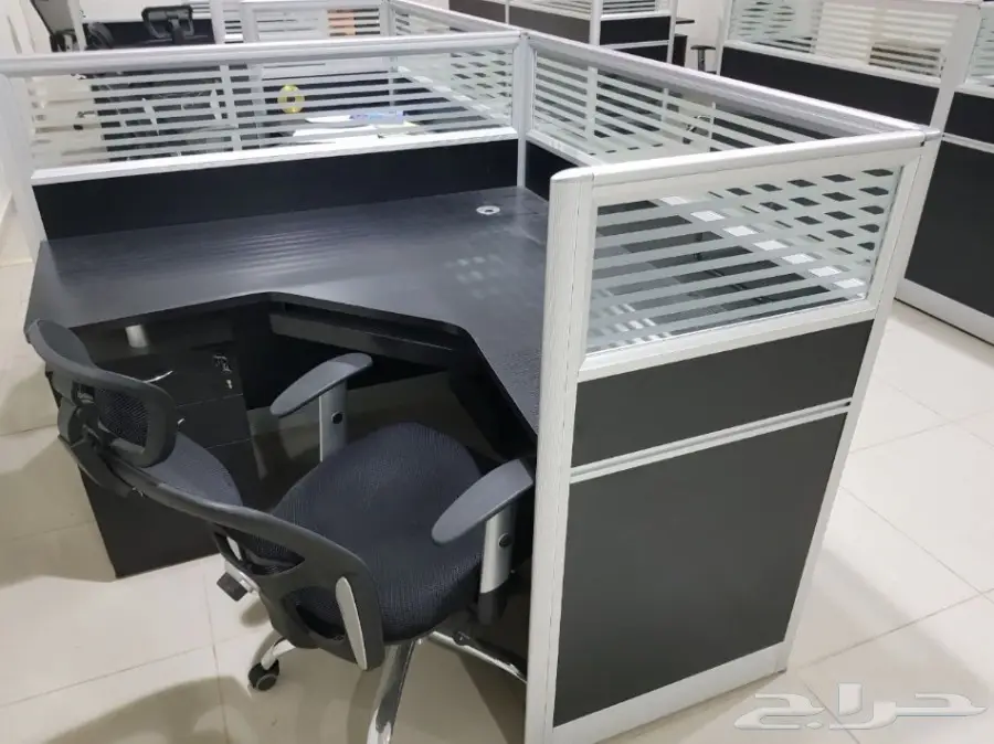 اثاث مكتبي  ورك ستيشن ومكاتب رئيسية شبه جديدة (image 1)