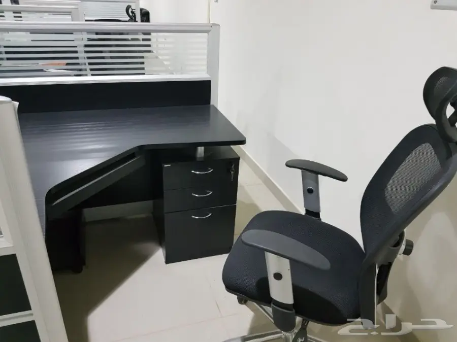 اثاث مكتبي  ورك ستيشن ومكاتب رئيسية شبه جديدة (image 2)