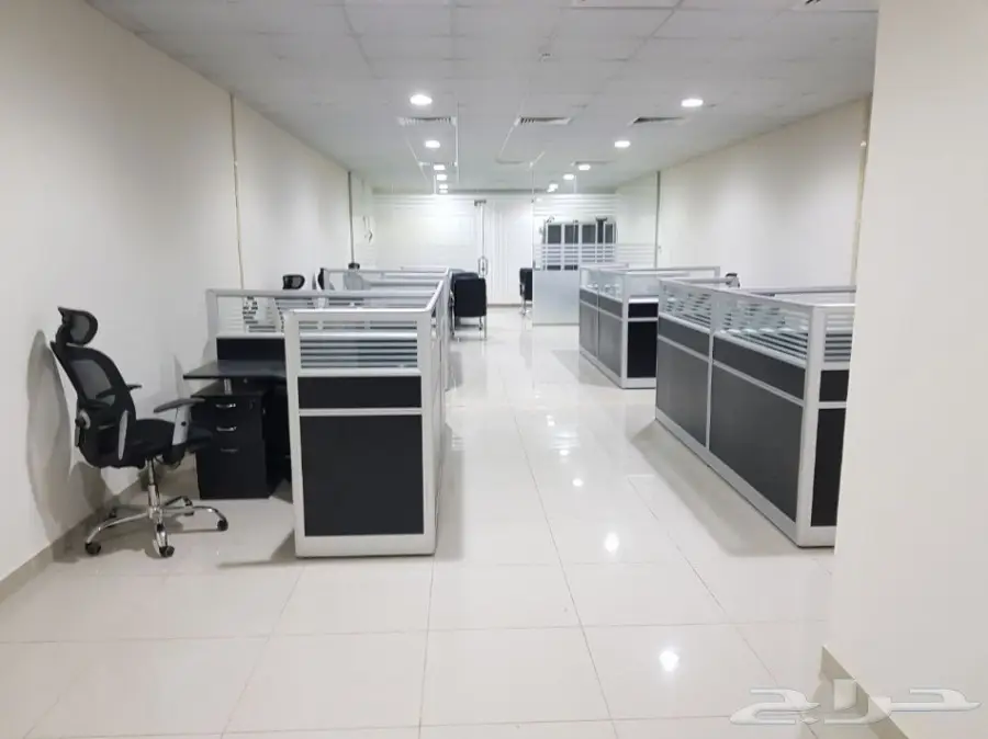 اثاث مكتبي  ورك ستيشن ومكاتب رئيسية شبه جديدة (image 4)