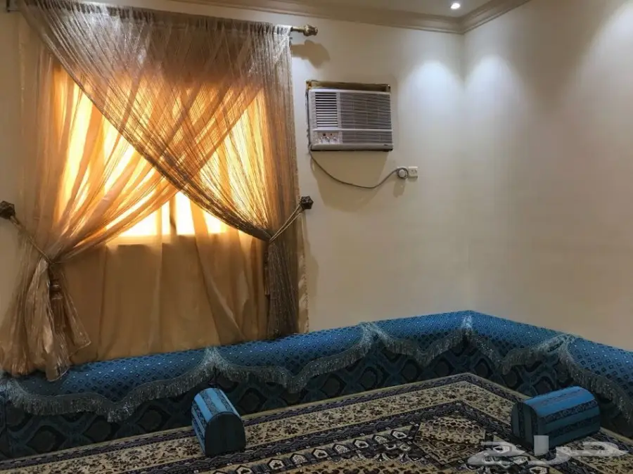 مساند ظهر مع ستائره