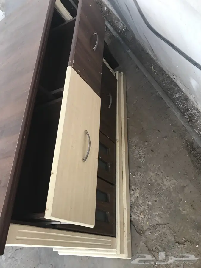 طاولة مكتب و طاولة دولاب للبيع - جدة (image 1)