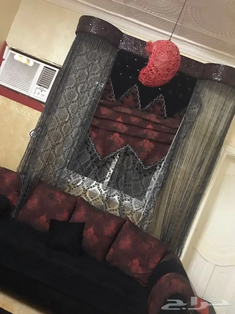 كنب مع ستارة وطاوله طعام وجميع ملحقاتها (image 1)