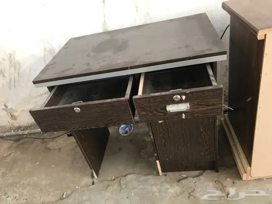 طاولة مكتب و طاولة دولاب للبيع - جدة (image 4)
