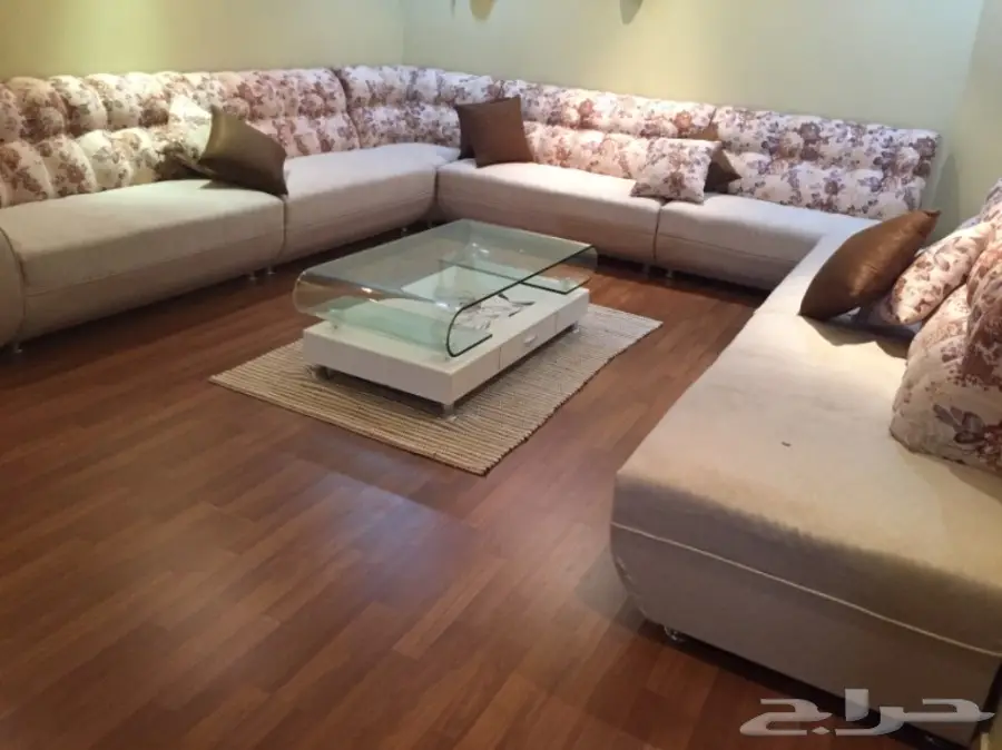 كنب فاخر مع ملحقاته - فرصة لا تُفوّت! (image 3)