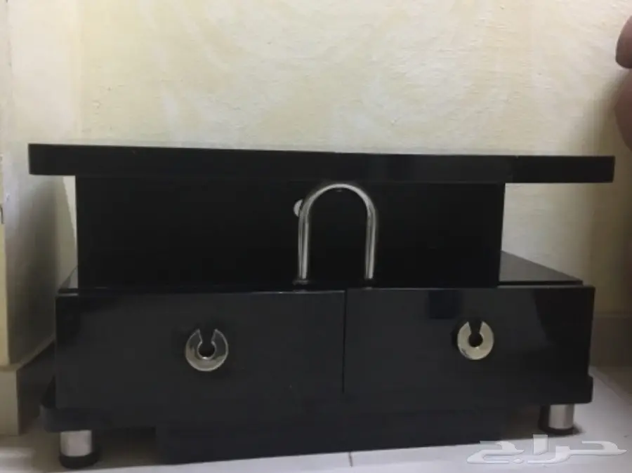 طاولة تلفزيون سوداء للبيع مستعجل 