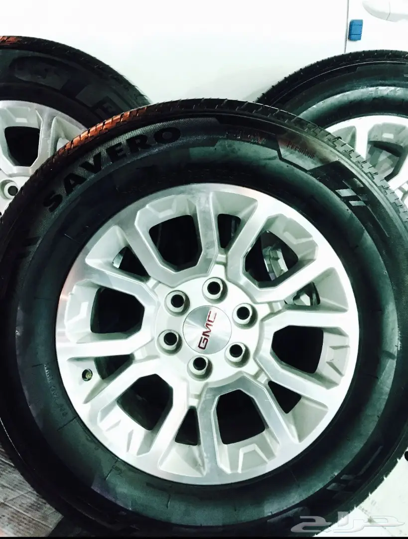 جنوط يوكن 2017 GMCالشكل النص  مع كفرات نضيفه 