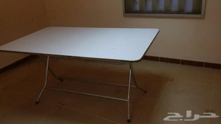 طاوله نظيفه جداا للبيع