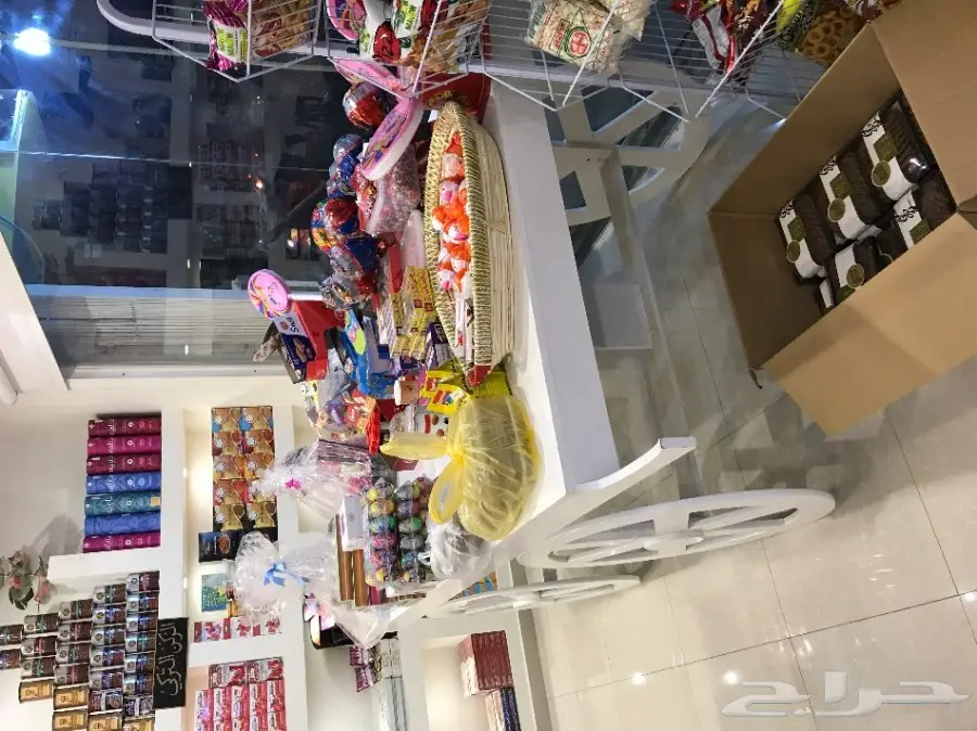 طاولة خشبية على شكل عربة نظيفة (image 1)