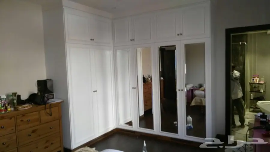 دواليب وسواتر خشبية الون أبيض حسب الطلب