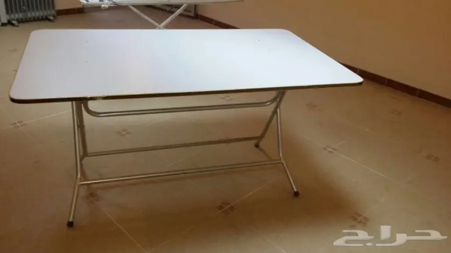 طاوله نظيفه جدا ممتازه