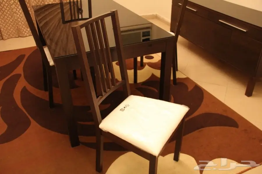 طاولة طعام و بوفيه إيكيا - غرفة نوم  (image 1)