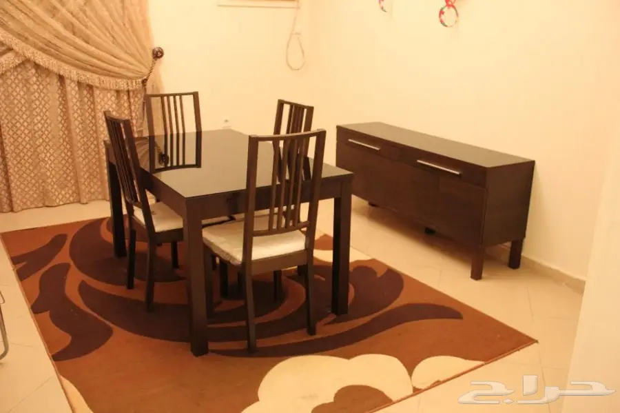 طاولة طعام و بوفيه إيكيا - غرفة نوم  (image 2)