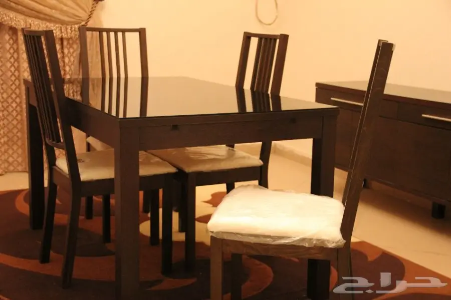 طاولة طعام و بوفيه إيكيا - غرفة نوم  (image 3)