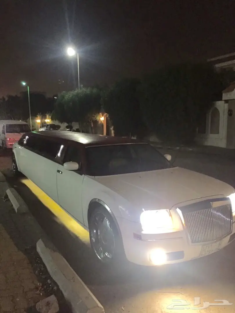 للبيع كرايسلر ليموزين ستريتش ابيض لولي جديد  (image 1)