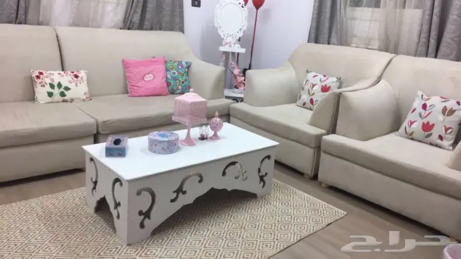 كنب وطاوله للبيع بسعر حلو 