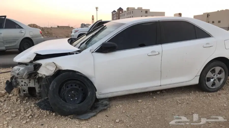 كامري 2013 ابيض مصدومه للبيع تشليح (image 2)