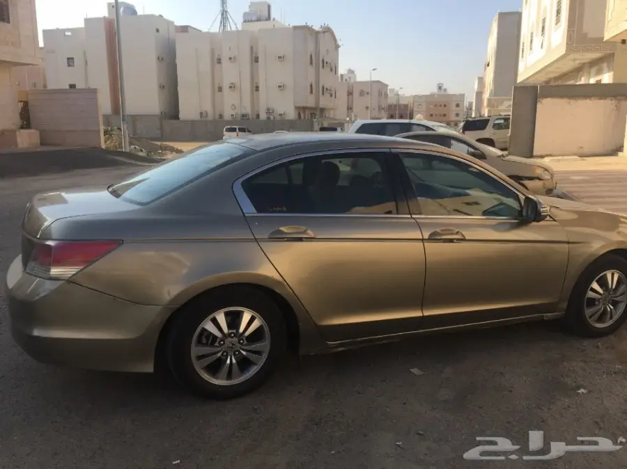 هوندا اكورد للبيع او البدل المناسب 