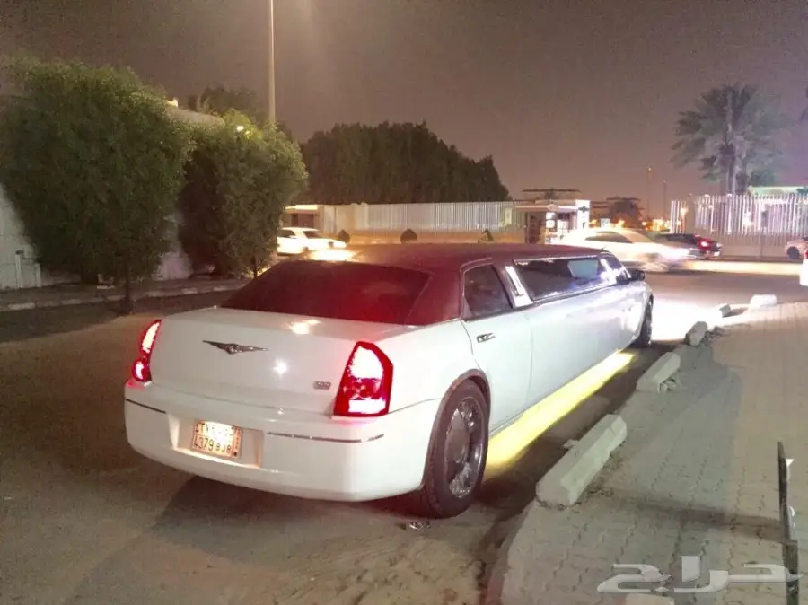 للبيع كرايسلر ليموزين ستريتش ابيض لولي جديد  (image 5)