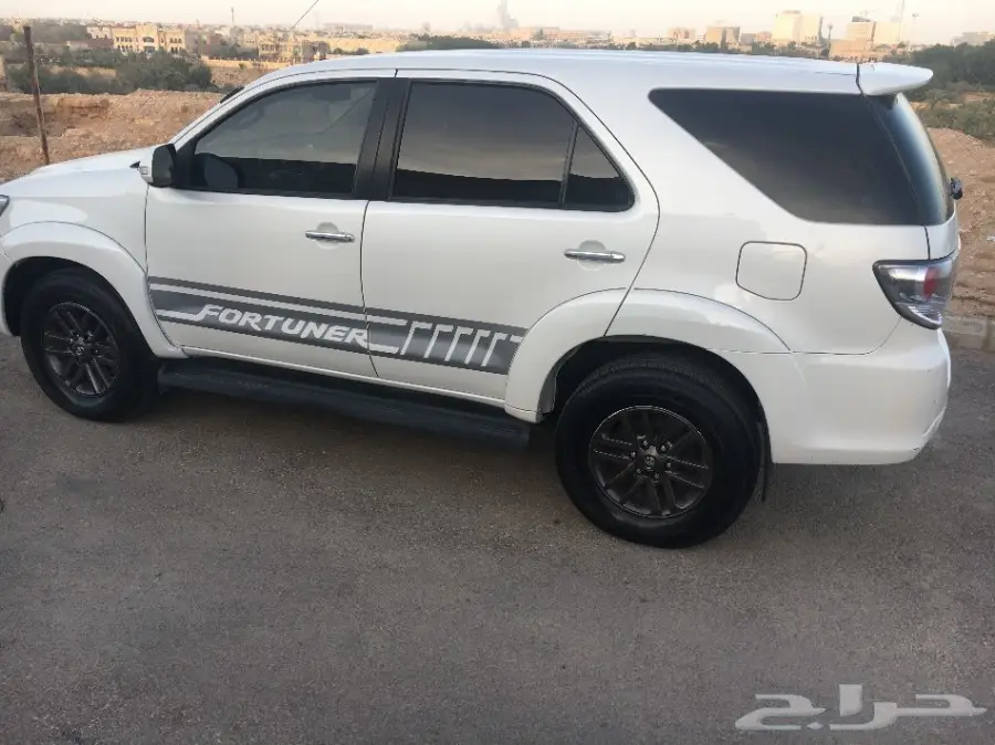 للبيع تويوتا فورتشنر دبل 4 سلندر موديل 2015