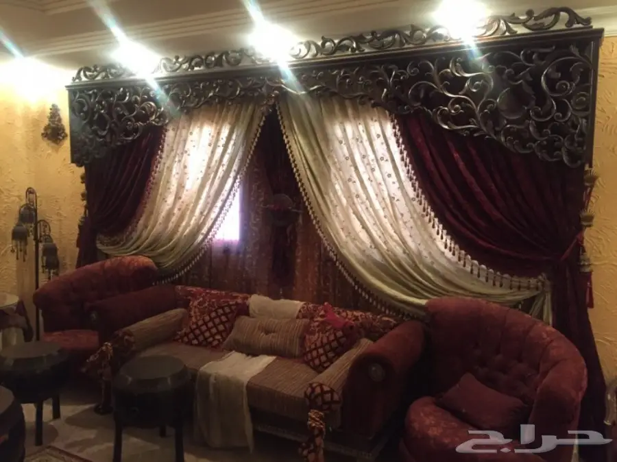 للبيع كنب نظيف مع الطاولات والستاره وابجورتين (image 2)