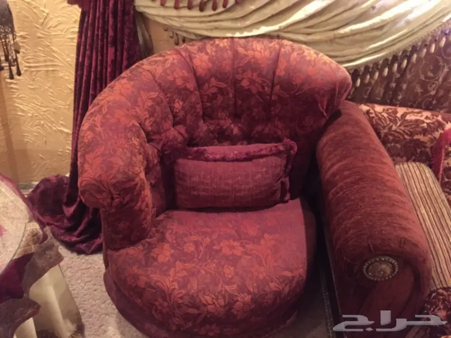 للبيع كنب نظيف مع الطاولات والستاره وابجورتين (image 3)