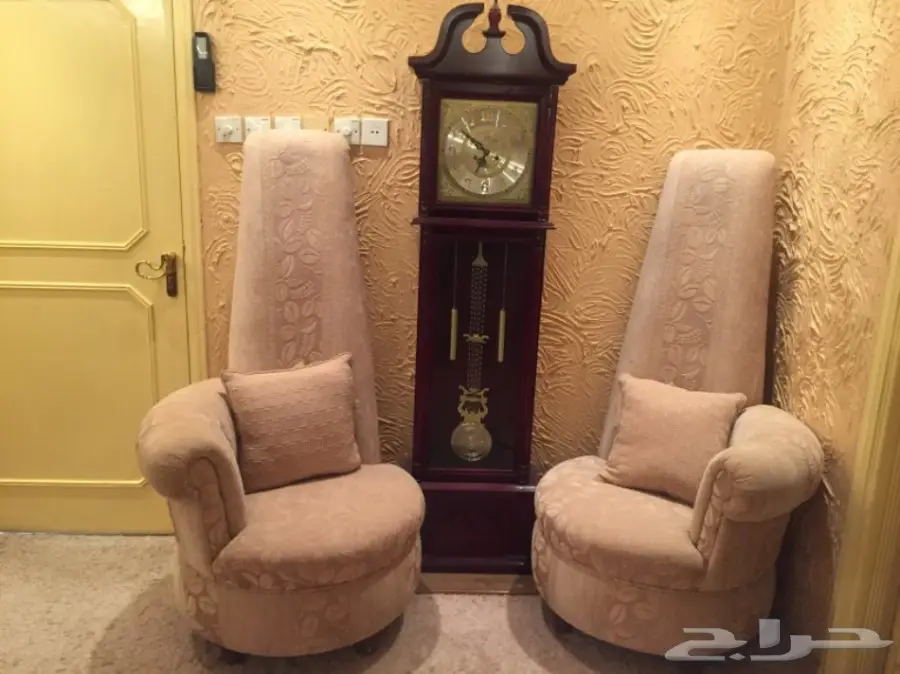 للبيع كرسيين وساعه. 