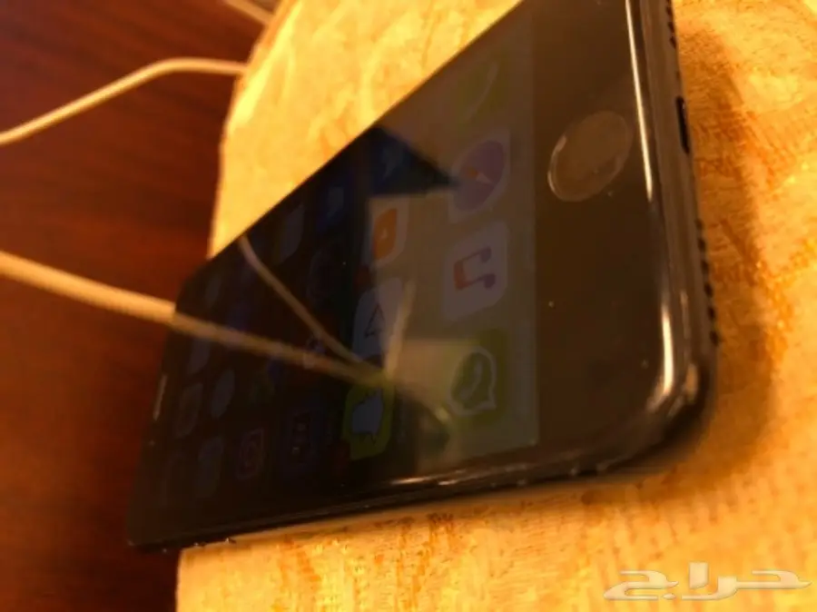 للبيع ايفون 7 اسود 256 جيجا ب 1400 نظيف  (image 1)