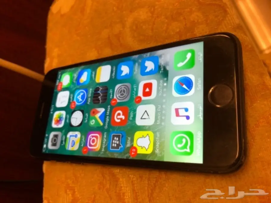 للبيع ايفون 7 اسود 256 جيجا ب 1400 نظيف  (image 2)