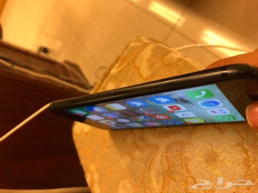للبيع ايفون 7 اسود 256 جيجا ب 1400 نظيف  (image 3)
