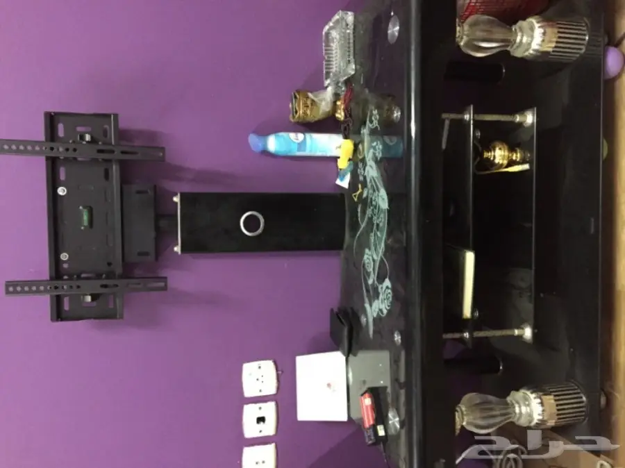 طاوله تلفاز مع حامل ومكيف للبيع العاجل