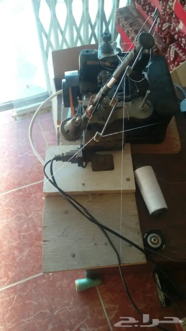 عدة خياط مع ديكور محل خياطة مع بعض الأتواب من