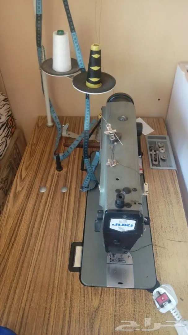 عدة خياط مع ديكور محل خياطة مع بعض الأتواب من (image 1)