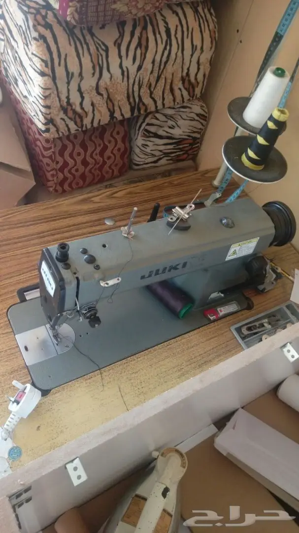 عدة خياط مع ديكور محل خياطة مع بعض الأتواب من (image 2)