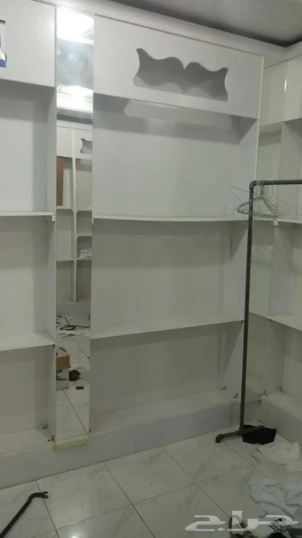 عدة خياط مع ديكور محل خياطة مع بعض الأتواب من (image 5)