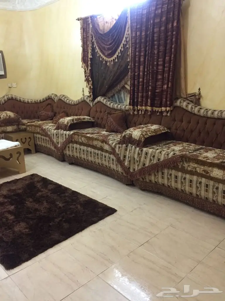 كنب مجلس فاخر نظيف جدا ومغسلة فايبر للبيع (image 25)