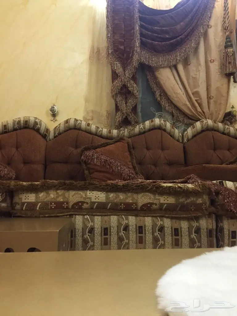 كنب مجلس فاخر نظيف جدا ومغسلة فايبر للبيع (image 26)