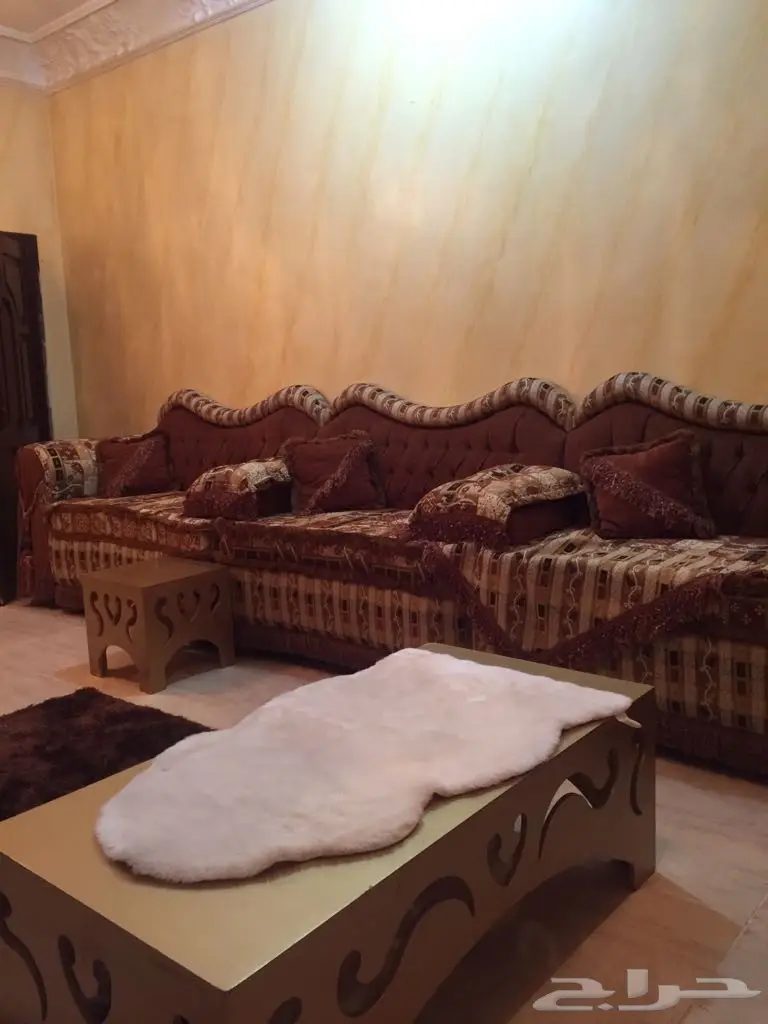 كنب مجلس فاخر نظيف جدا ومغسلة فايبر للبيع (image 44)