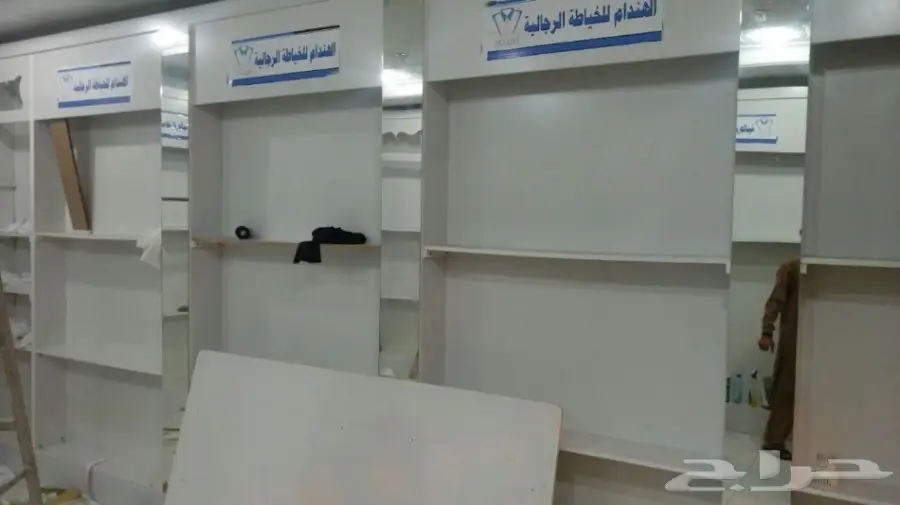 عدة خياط مع ديكور محل خياطة مع بعض الأتواب من (image 6)