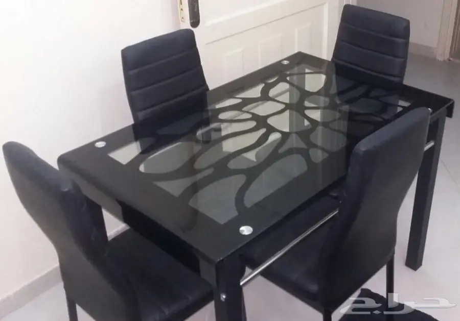 طاولة طعام مع 4 كراسي بحالة ممتازة جدا (image 1)