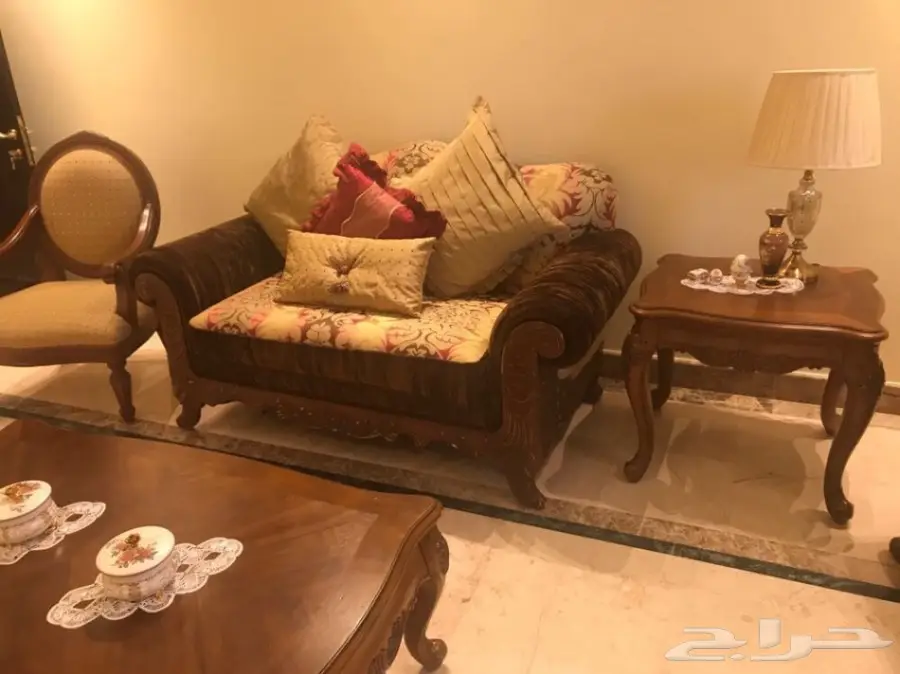 أثاث صالون المطلق مستعمل وكأنه جديد
