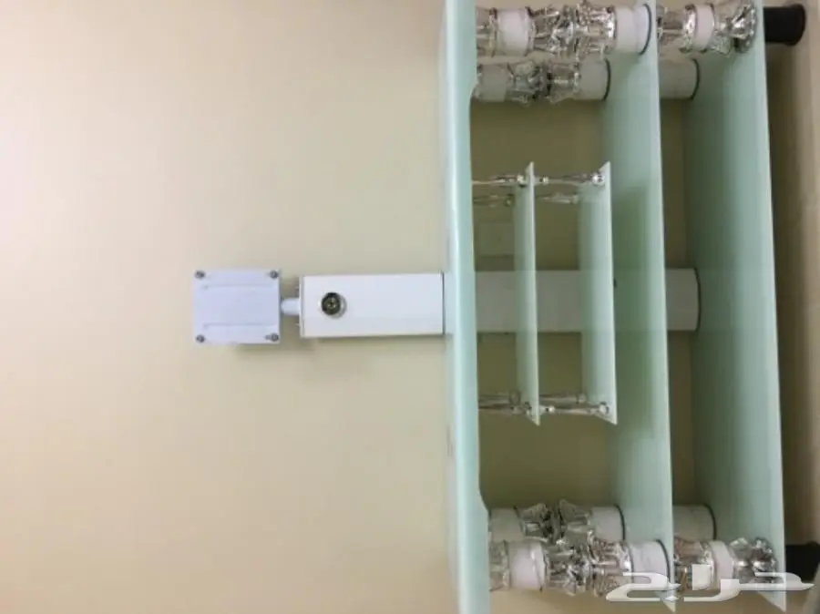 طاولة تلقاز ومعها رفوف