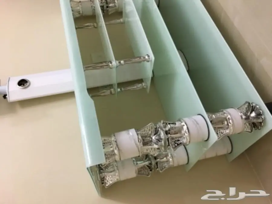 طاولة تلقاز ومعها رفوف (image 1)