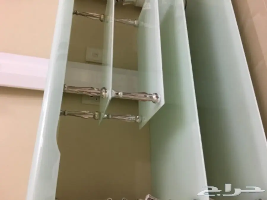 طاولة تلقاز ومعها رفوف (image 2)