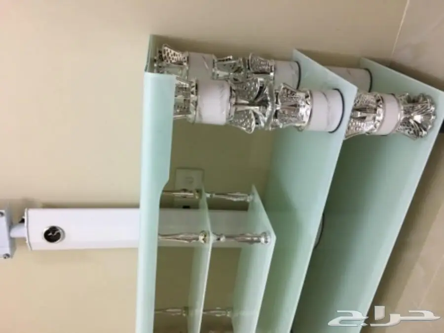 طاولة تلقاز ومعها رفوف (image 3)