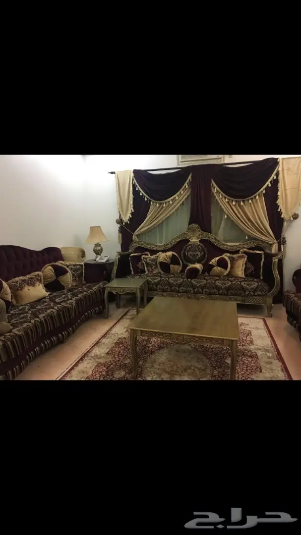 كنب ملكي فخم للبيع بحالة ممتازة