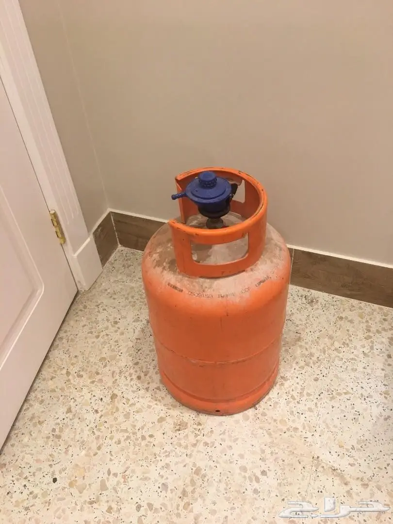 اسطوانة مع منظم وغاز خمس عيون للبيع  (image 1)