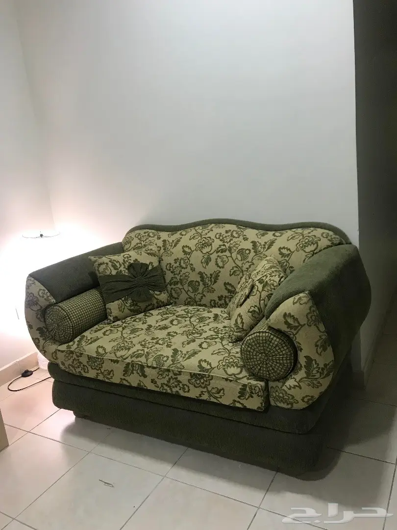 كنب فخم للبيع وسرير